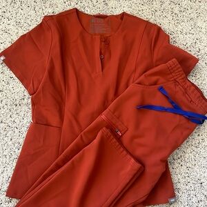 FIGS Technical Collection Medium Pants/Small Top Auburn scrub set